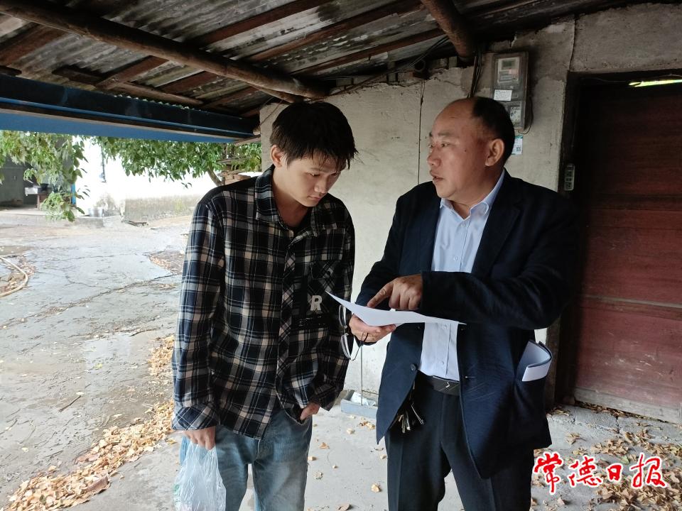 宋宏斌同志入戶為結對幫扶戶制定幫扶措施.jpg