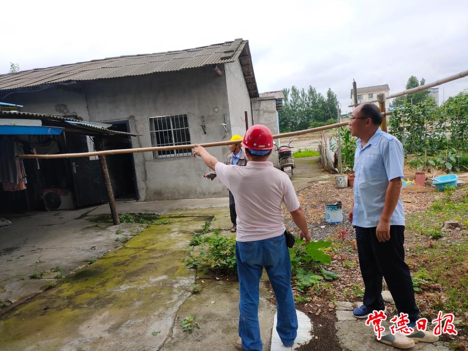 宋宏斌同志聯系專業人士對脫貧戶房屋漏雨問題進行現場指導（右一）.jpg