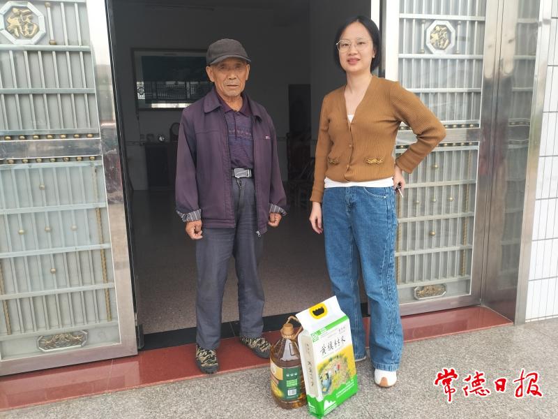 城頭山鎮盧洋副鎮長走訪護國村監測戶黃大元，送去生活物資.jpg