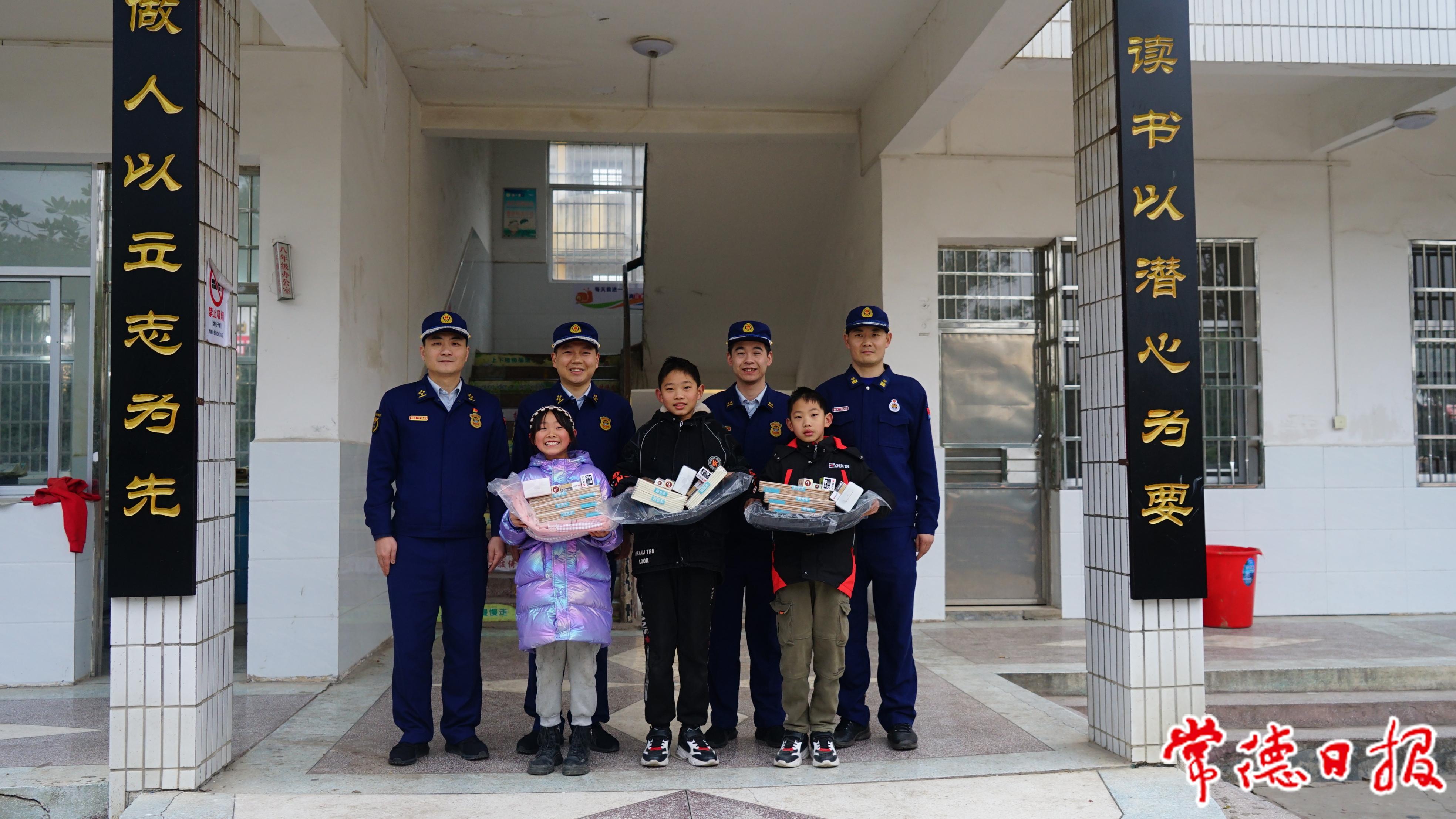 4、澧縣消防救援大隊開展捐資助學(xué)活動（朱述杰右一）。.jpg
