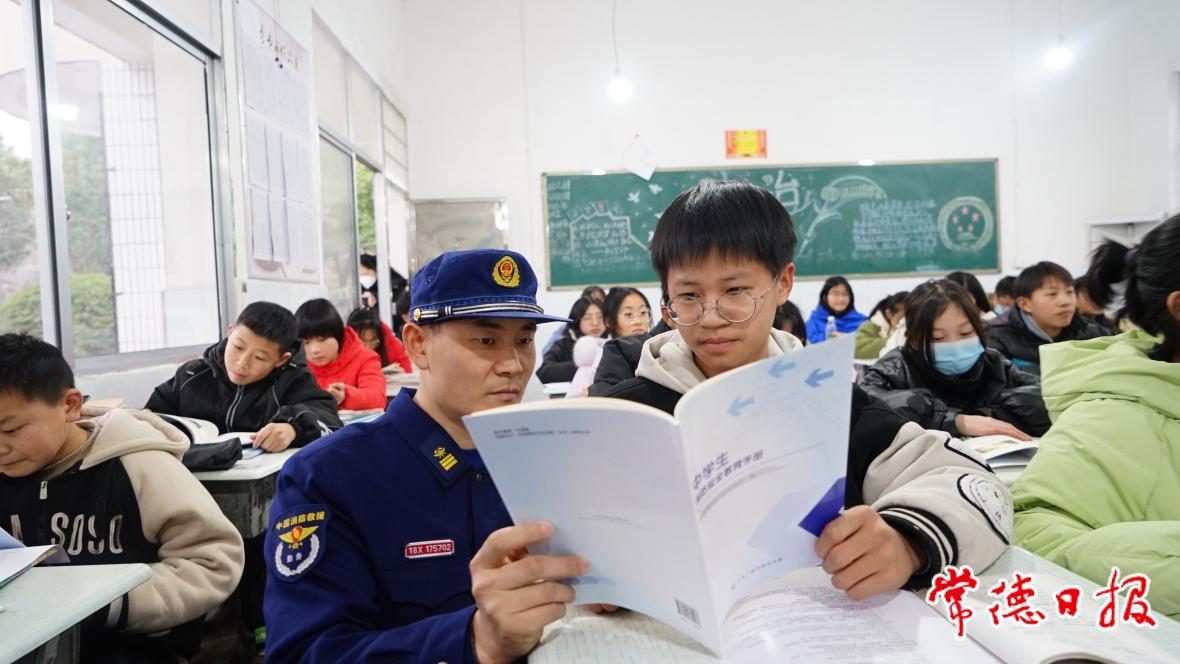 3、朱述杰兼任公益宣傳員，深入學(xué)校普及消防安全知識。.jpg